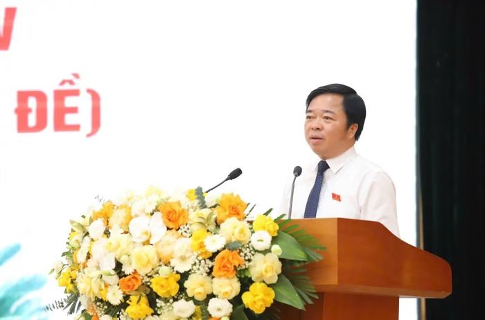 Ông Bùi Văn Lương - Chủ tịch HĐND tỉnh Thái Nguyên phát biểu tại kỳ họp.