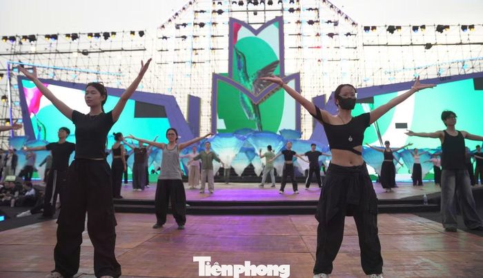 Dàn dancer từ Vũ đoàn Tre khoe những vũ đạo khỏe khoắn.