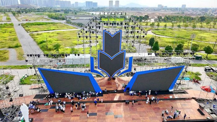 Được ấp ủ và chuẩn bị trong gần một năm, concert Thanh xuân làm mới những ca khúc gắn với thanh xuân, lý tưởng, tình nguyện, hòa bình, tình yêu quê hương đất nước và khát vọng vươn lên của người trẻ, để những giai điệu quen thuộc có đời sống mới trên sân khấu, gần hơn với nhịp nghe và thói quen thưởng thức của khán giả hôm nay.