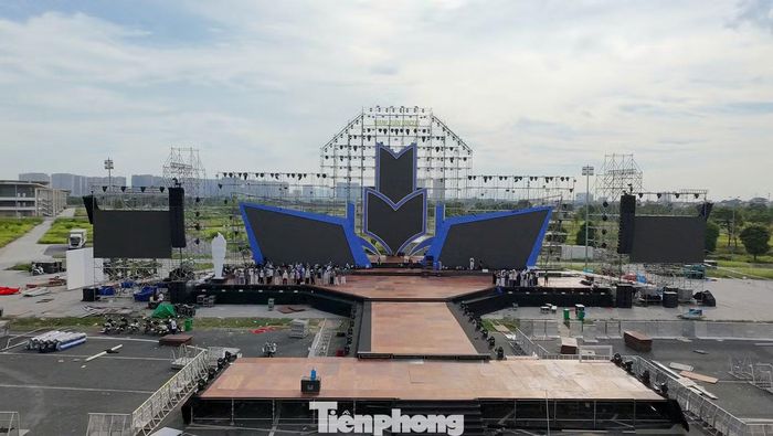 Toàn cảnh sân khấu đang dần được hoàn thiện, với 6 vị trí fanzone từ Thanh xuân 1 đến Thanh xuân 6.