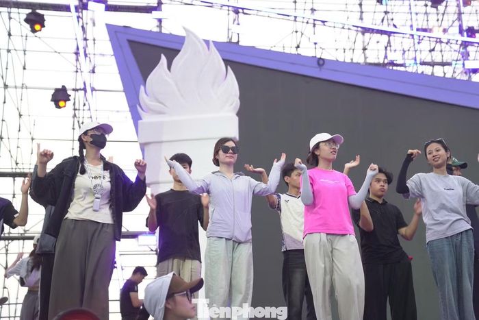 Concert Thanh xuân quy tụ nhiều nghệ sĩ thuộc các thế hệ và dòng nhạc khác nhau, gồm Đông Hùng, Võ Hạ Trâm, Double2T, Quang Hùng MasterD, Hòa Minzy, CongB, buitruonglinh, Muôịi, Hà Myo, Lâm Phúc, Trần Ngọc Ánh và DJ/producer Hoaprox. Sự kết hợp giữa các giọng ca nội lực, nghệ sĩ trẻ có sức ảnh hưởng tích cực và những màu sắc âm nhạc đa dạng được kỳ vọng tạo nên một đêm diễn giàu cảm xúc, trẻ trung, có sức lan tỏa với công chúng.