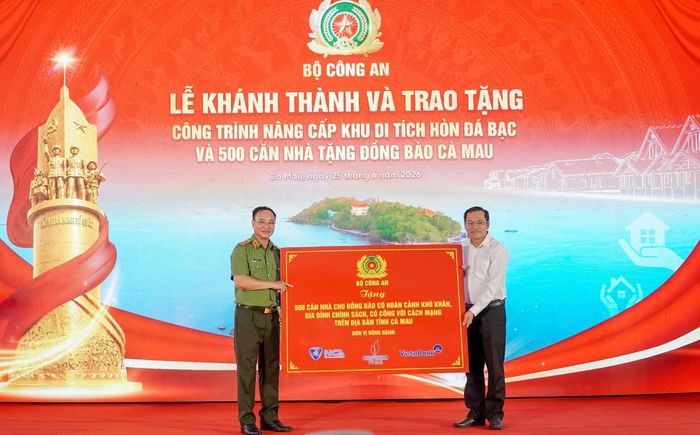 Thượng tướng Phạm Thế Tùng trao tặng biểu trưng 500 căn nhà cho đồng bào Cà Mau.