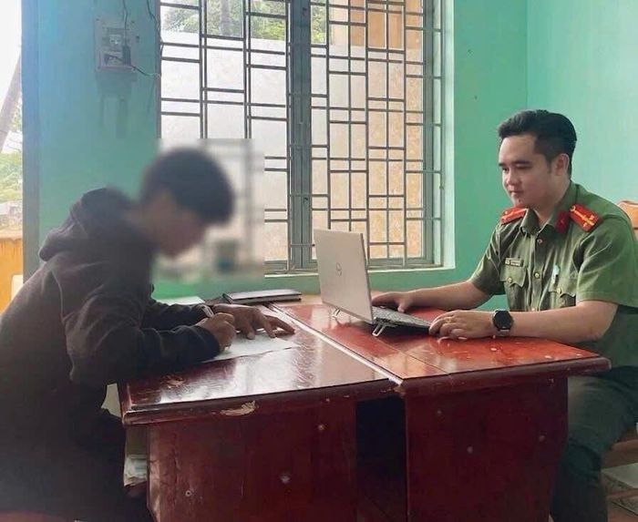 Tại cơ quan Công an, T. đã nhận thức được việc đăng tải bài viết kèm hình ảnh không đúng sự thật là hành vi vi phạm pháp luật và cam kết sẽ không tái phạm. Ảnh: (CA xã Ia Krái).