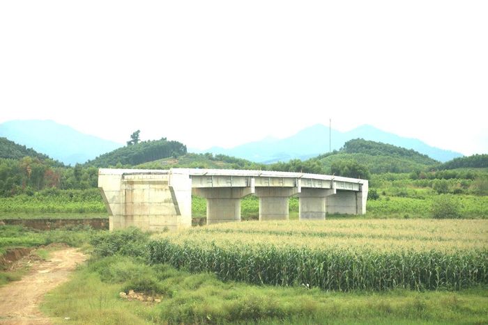 Cầu Mô Vĩnh bắc qua sông Rộ đã cơ bản hoàn thành nhưng chưa thể đưa vào sử dụng do thiếu đường dẫn hai đầu cầu.