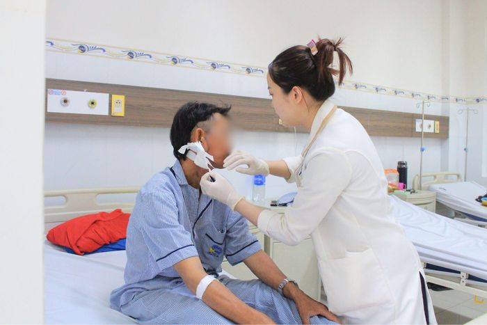 Bác sĩ thăm khám cho bệnh nhân.