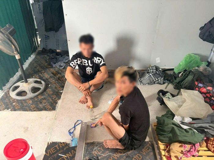Khiêm và Hậu khai nhận số chất tinh thể màu trắng trong túi nilon là ma túy đá, mục đích mua về sử dụng. (Ảnh: CAHY).