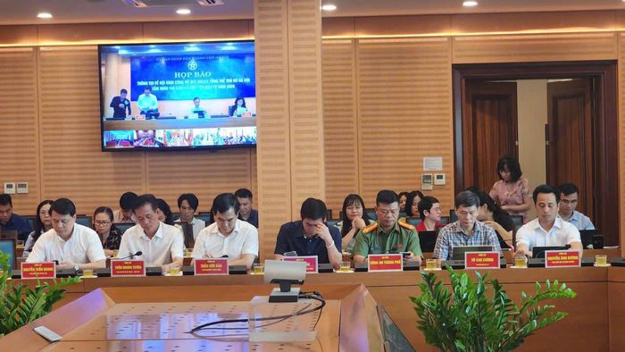 Đại diện các đơn vị tham dự họp báo.