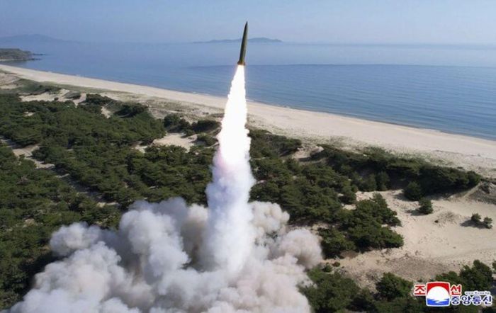 Triều Tiên phóng tên lửa đạn đạo tầm ngắn KN-23 vào tháng 5/2025. Ảnh: KCNA/Kyodo/