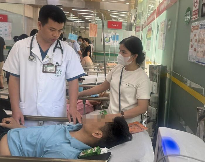 Bệnh nhân vào cấp cứu vì nắng nóng. Ảnh: P.T.