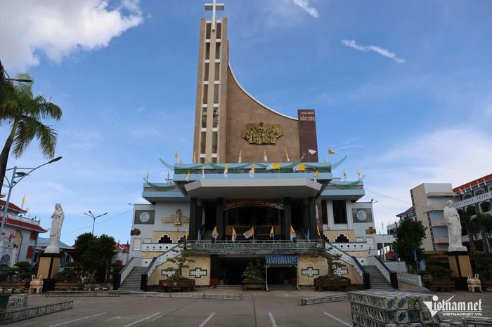 Nhà thờ chính với thiết kế 3 tầng bề thế, mái ngói đỏ và các tháp chuông vươn cao giữa trời xanh, kiến trúc hiện đại nhưng vẫn giữ nét trang nghiêm của Công giáo. Đây là nơi diễn ra các thánh lễ quan trọng và là linh hồn của toàn bộ trung tâm hành hương.