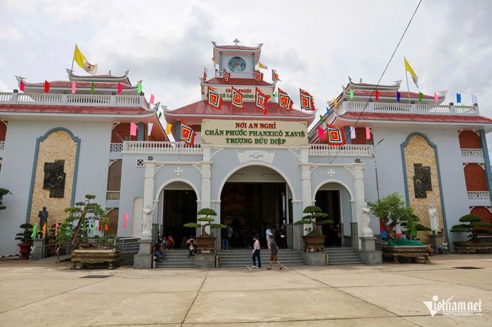 Nằm bên trái cổng chính là nơi đặt mộ phần của linh mục Trương Bửu Diệp.