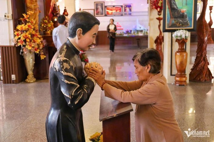 Di chuyển từ 5h sáng để đến nhà thờ Tắc Sậy, bà Nguyễn Thị Tuyết (72 tuổi, ngụ tỉnh An Giang) chia sẻ, năm nào gia đình cũng đến đây để thành kính cầu nguyện trước Cha Diệp. Tuy nhiên, năm nay đặc biệt hơn cả. Do ở xa nên gia đình cũng muốn đến sớm hơn.