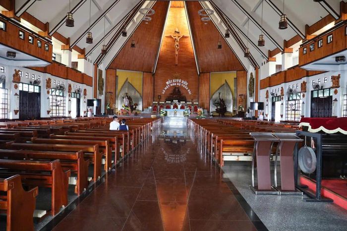 Thánh đường được thiết kế rộng rãi, sức chứa lớn. Nơi đây luôn kín chỗ trong các khung giờ lễ, đặc biệt vào những dịp cao điểm như lễ giỗ Cha Diệp (ngày 12/3).