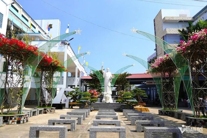 Tượng linh mục Trương Bửu Diệp được đặt trang trọng tại khu vực trung tâm của khuôn viên hành hương. Những hàng ghế đá ngay ngắn dưới vòm hoa rực rỡ là nơi giáo dân và du khách thập phương dừng chân, dâng lời nguyện cầu bình an.