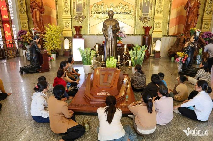 Người hành hương tìm đến đây không chỉ để thực hiện nghi lễ tôn giáo mà vì lòng ngưỡng mộ nhân cách của linh mục Trương Bửu Diệp.