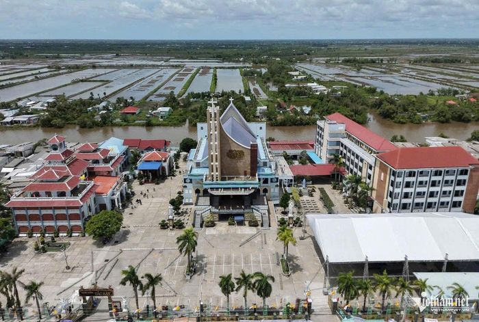 Trung tâm hành hương Tắc Sậy rộng khoảng 20.000 mét vuông, gồm 4 tòa nhà chính với thiết kế khang trang. 