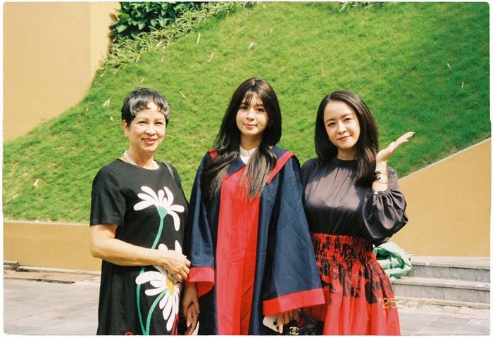 Diễn viên Thùy Dương bên mẹ và con gái. 