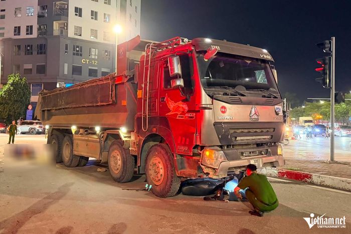 Xe máy giao hàng bị kẹt trong gầm ô tô tải. Ảnh: Đình Hiếu