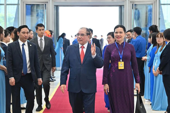Nguyên Tổng Bí thư Nông Đức Mạnh dự đại hội