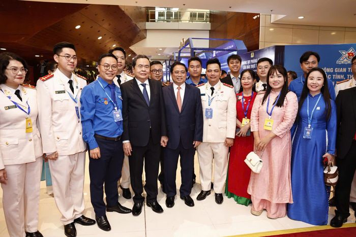 Chủ tịch Quốc hội Trần Thanh Mẫn và nguyên Thủ tướng Phạm Minh Chính cùng các đại biểu