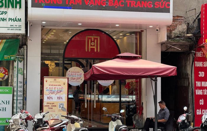 Các cửa hàng triển khai nhiều chương trình khuyến mãi. Ảnh: D.Anh