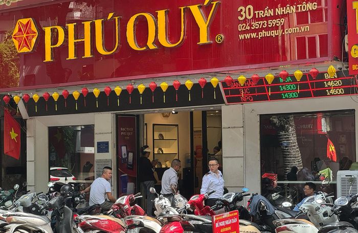 Sức nóng của thị trường vàng tại phố Trần Nhân Tông đã hạ nhiệt. Ảnh: D.Anh