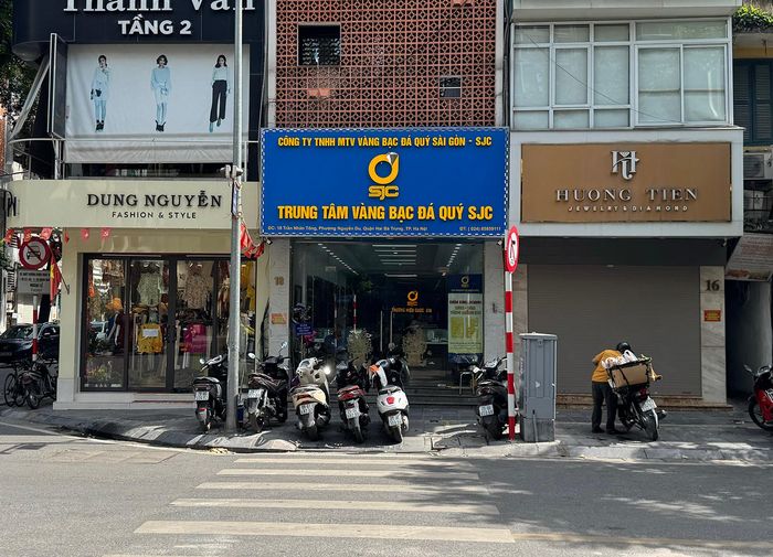 Tuy nhiên, hầu hết các cửa hàng vàng đều vắng khách. Ảnh: D.Anh
