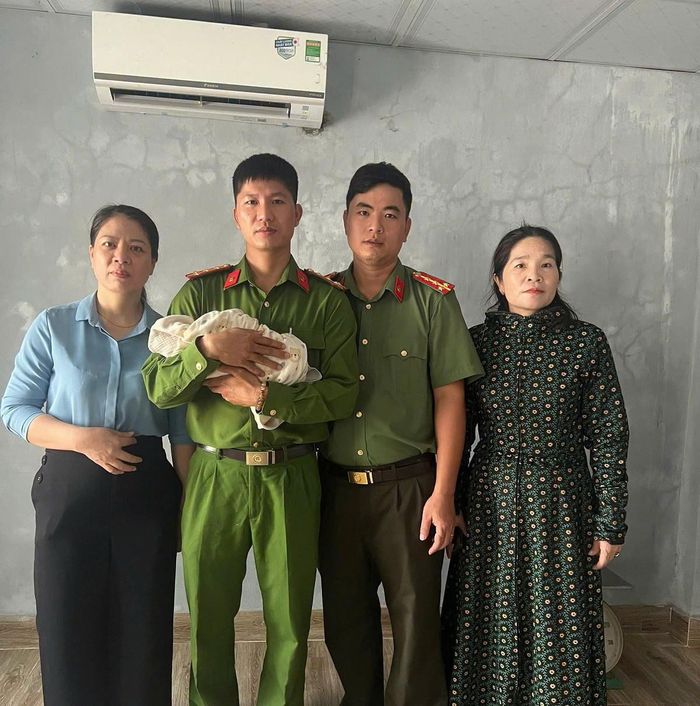 Lực lượng chức năng đưa cháu bé đến vệnh viện để được theo dõi, chăm sóc theo quy định. Ảnh: Công an xã Tân Mỹ