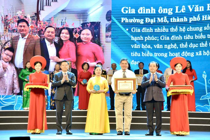 Hà Nội vinh danh 126 gia đình văn hóa tiêu biểu đại diện cho 126 xã, phường. Ảnh: Viết Thành