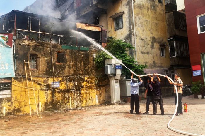 Lực lượng chữa cháy tại cơ sở nhanh chóng dập tắt đám cháy. Ảnh: Tiến Thành