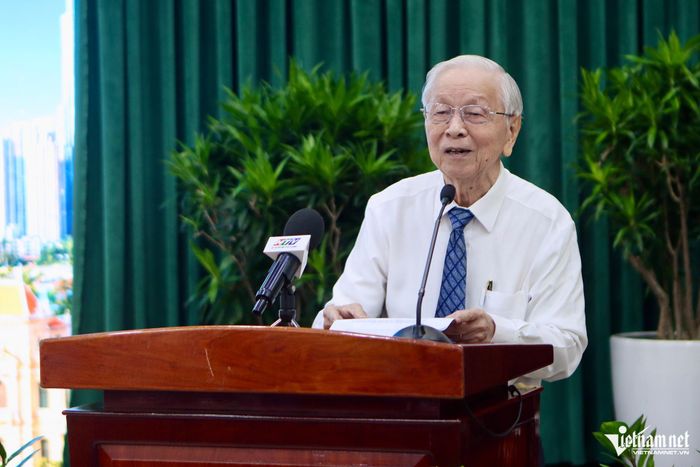 Ông Phạm Chánh Trực, nguyên Phó Bí thư Thường trực Thành ủy, nguyên Chủ tịch HĐND TPHCM, phát biểu tại hội thảo. Ảnh: Phước Sáng