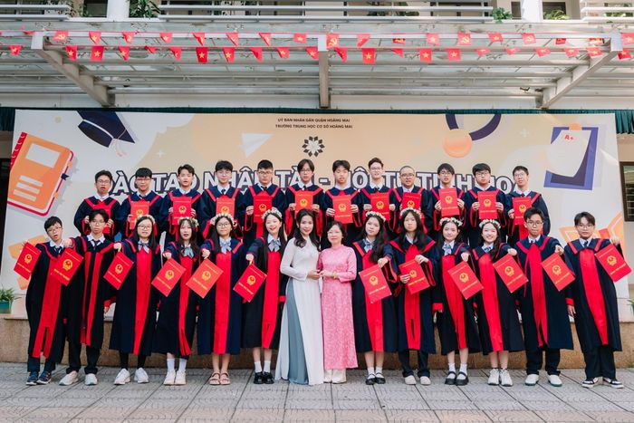 Bà Chu Thị Xuân Hường, Hiệu trưởng Trường THCS Hoàng Mai (áo hồng) cùng cô trò lớp 9HM khóa 2022-2026. Ảnh: NVCC