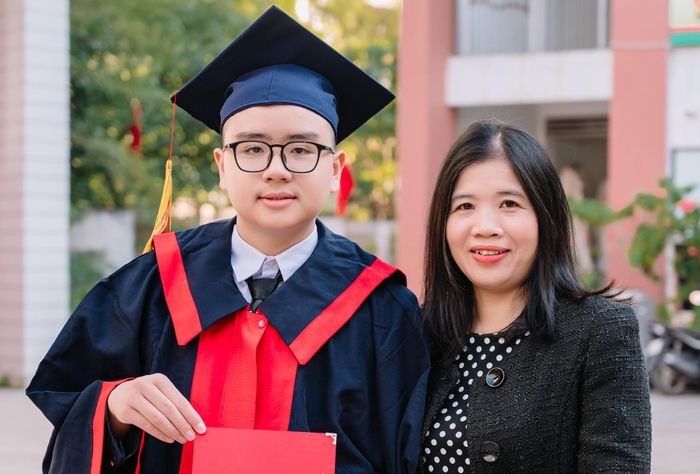 Tiểu Phong và mẹ. Ảnh: NVCC