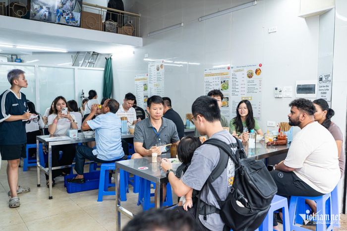 Quán đông cả thực khách trong nước và quốc tế. Ảnh: Huy Nguyễn