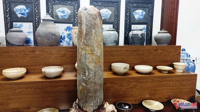 Cột kinh Phật thời Trần được ông sưu tầm tại Ninh Bình trong lúc người dân đào móng nhà phát hiện