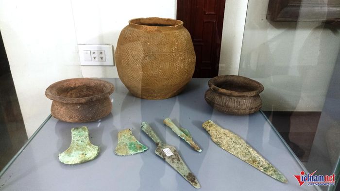 Bộ đài gốm có niên đại thế kỷ XIII-XV