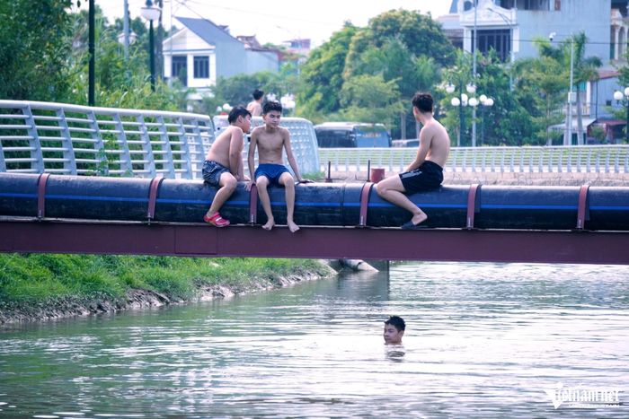 Cả đoạn sông khoảng 500m, chỗ nào cũng có người tắm. Ảnh: Lê Dương