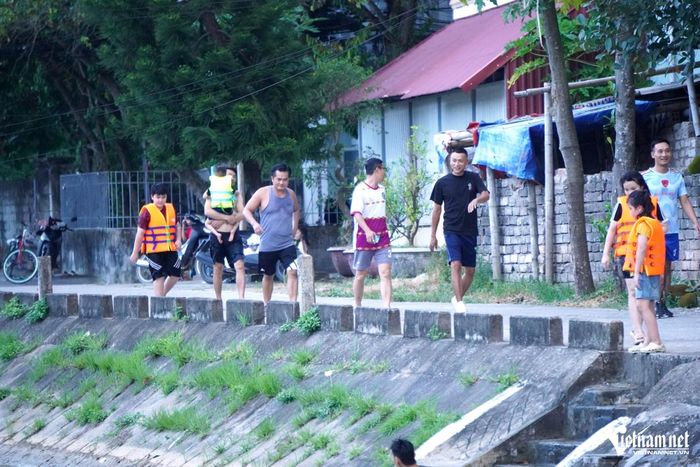 Mỗi lúc càng nhiều người xuống sông tắm mát. Ảnh: Lê Dương