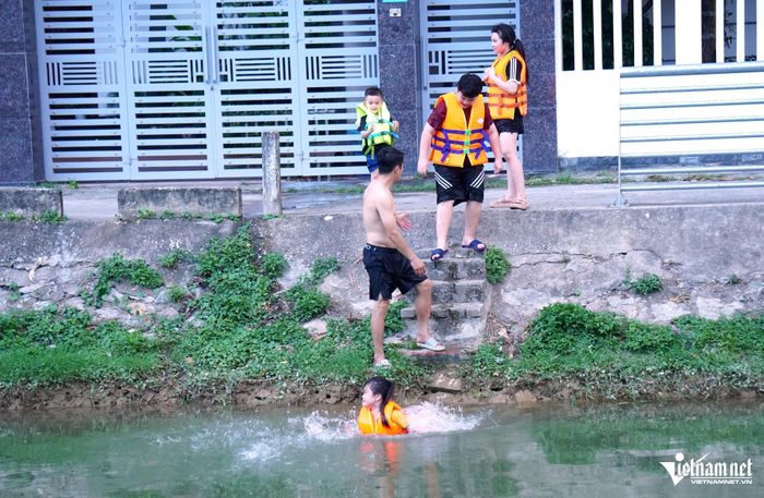 Trẻ con thích thú khi được theo người lớn đi tắm sông. Ảnh: Lê Dương