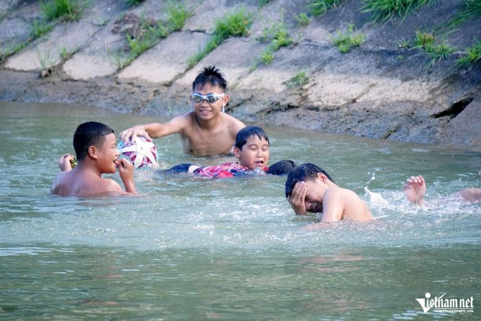 Các em nhỏ đã quen thuộc với dòng sông. Ảnh: Lê Dương