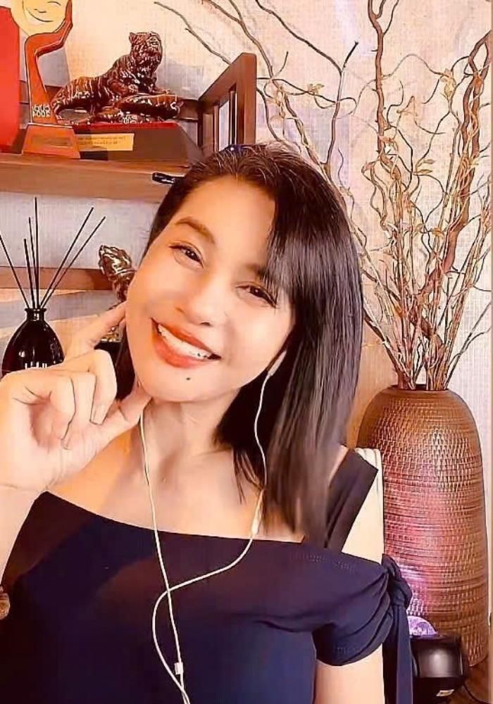 Diễn viên Cát Phượng quyết định không nhuộm tóc bạc để sống đúng với tuổi thật. 