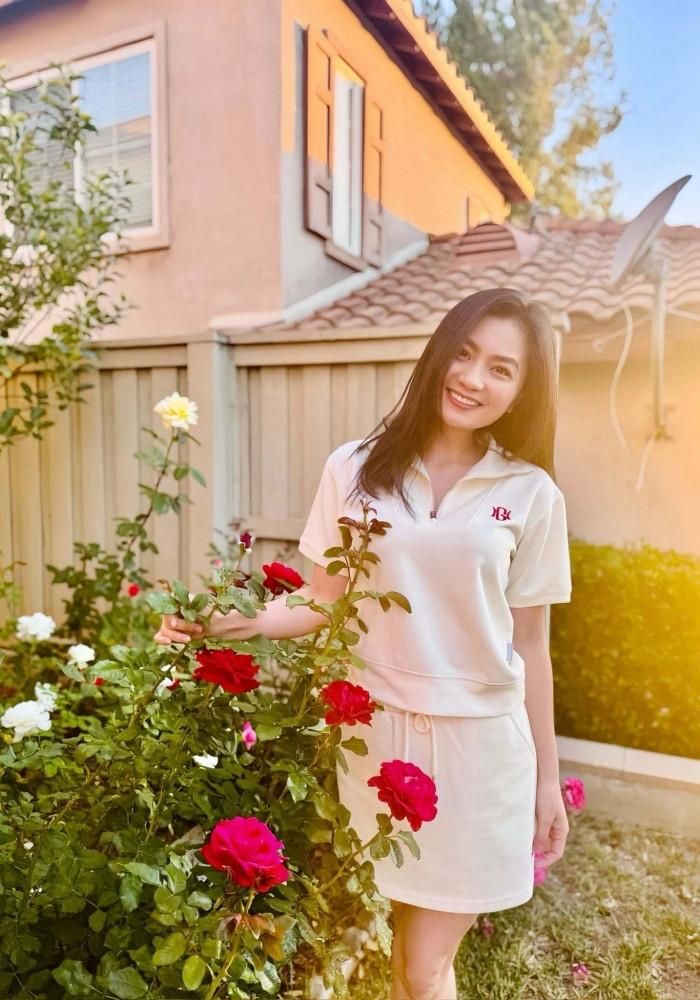 Diễn viên Diệu Hương khoe vườn hồng nở đỏ rực trong sân vườn nhà ở California, Mỹ. 