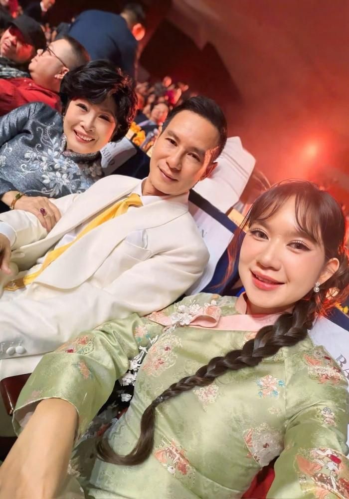 Nghệ sĩ Kim Phương dự sự kiện phim cùng vợ chồng đạo diễn Lý Hải - Minh Hà. 