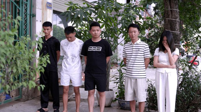 Lực lượng công an dẫn giải các đối tượng đến căn nhà số 518 đường An Dương Vương để thực hiện các hoạt động điều tra. Ảnh: CACC