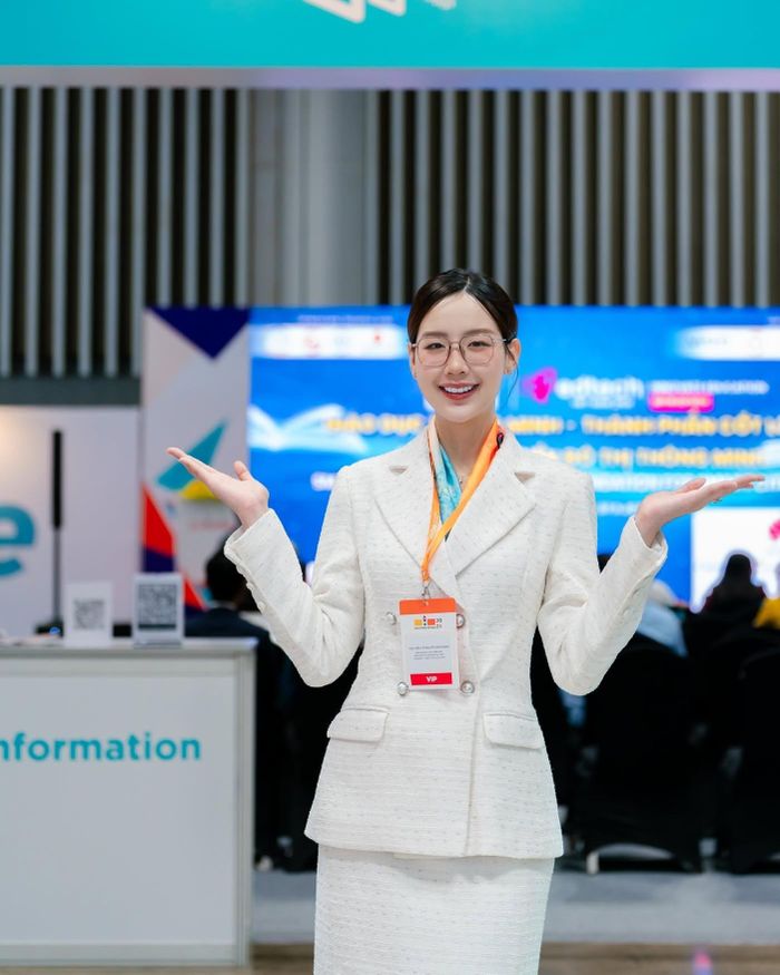 Bảo Ngọc thuộc số ít người đẹp xây dựng thành công hình tượng trí thức. Ảnh: FBNV