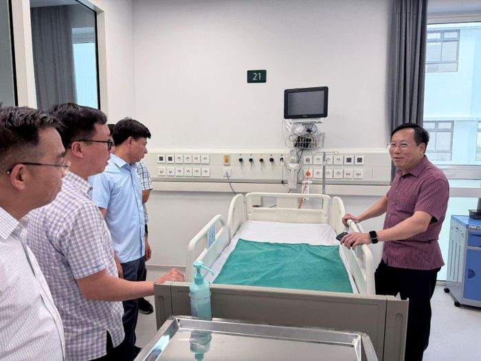 Thứ trưởng Bộ Y tế Lê Đức Luận kiểm tra tiến độ hoàn thiện công trình Bệnh viện Bạch Mai cơ sở Ninh Bình.
