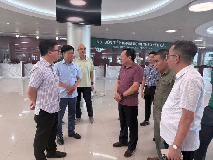 Thứ trưởng Bộ Y tế Lê Đức Luận kiểm tra tiến độ hoàn thiện công trình Bệnh viện Bạch Mai cơ sở Ninh Bình.