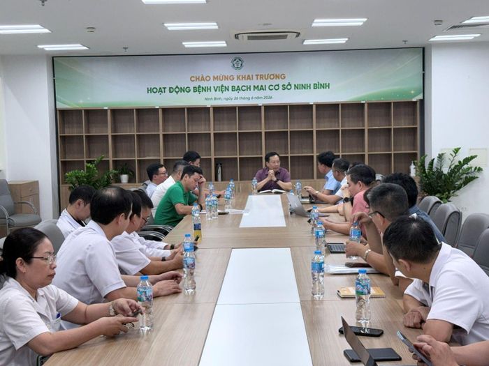 Thứ trưởng Bộ Y tế Lê Đức Luận làm việc với các bên liên quan trước khi Bệnh viện Bạch Mai cơ sở Ninh Bình chính thức đi vào hoạt động.