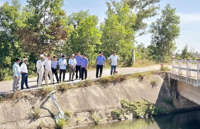  VKSND khu vực 4 đã phối hợp với các ngành liên quan kiểm tra thực tế hiện trạng Cầu qua kênh Văn Phong số 2.