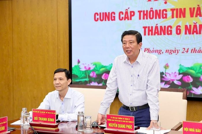  Đồng chí Nguyễn Quang Phúc, Trưởng Ban Tuyên giáo và Dân vận Thành ủy định hướng tuyên truyền trong tháng 7/2026. Ảnh: VC